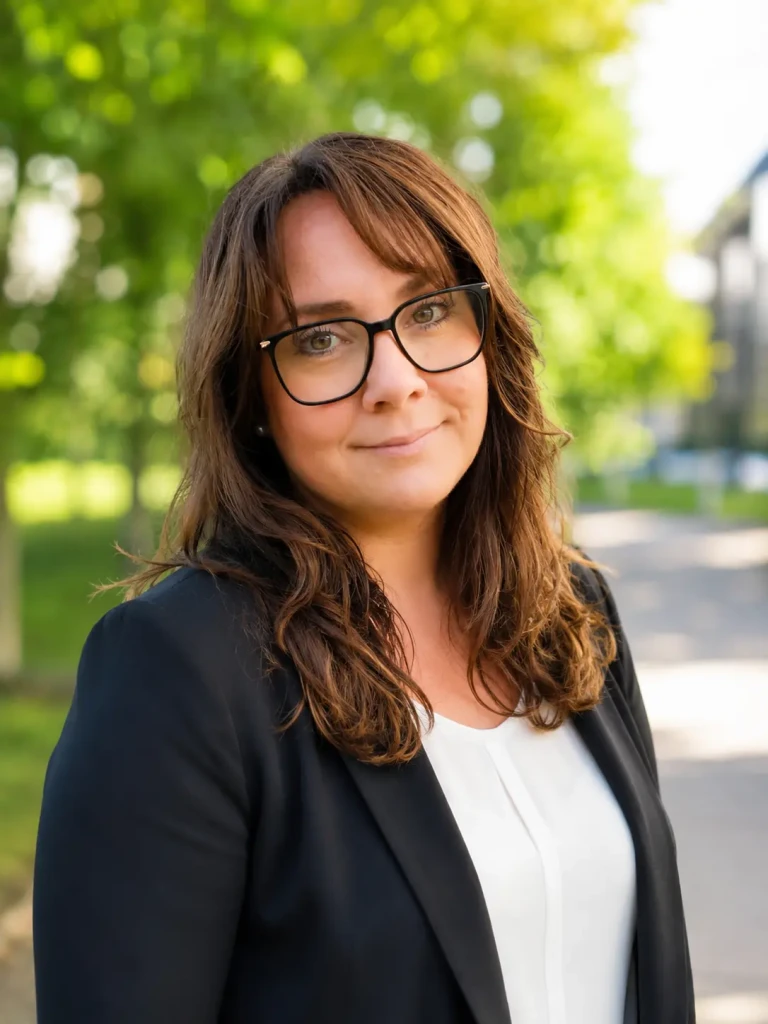Portrait von Mitarbeiterin Kerstin Fischer.